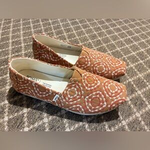 Toms Women's Patterned Orange Flats
